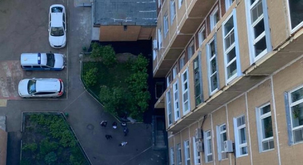 Un băiețel de nici 2 ani a căzut de la etajul 14. Mama copilașului era în apartament, încă beată